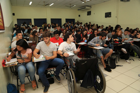 http://www.anglovestibulares.com.br/images/guara/inst_sala_aula1.jpg